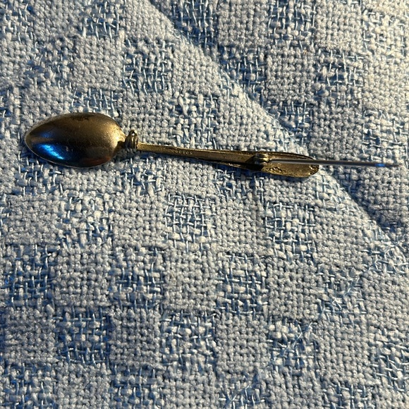 Mini silver spoon brooch with pat number - Picture 2 of 5